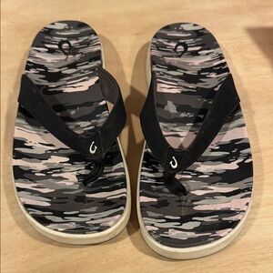 OLUKAI NU'A PI'O Womens Sz‎  W 8 Black Gray Camo Sandals Thong Beach Flip Flops